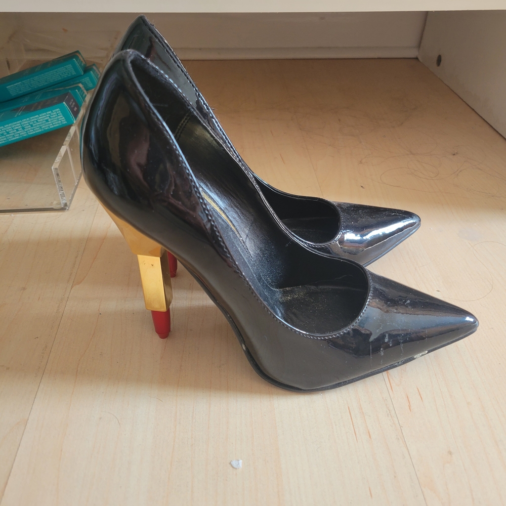 Elegant Black Heels with Gold and Red Accents